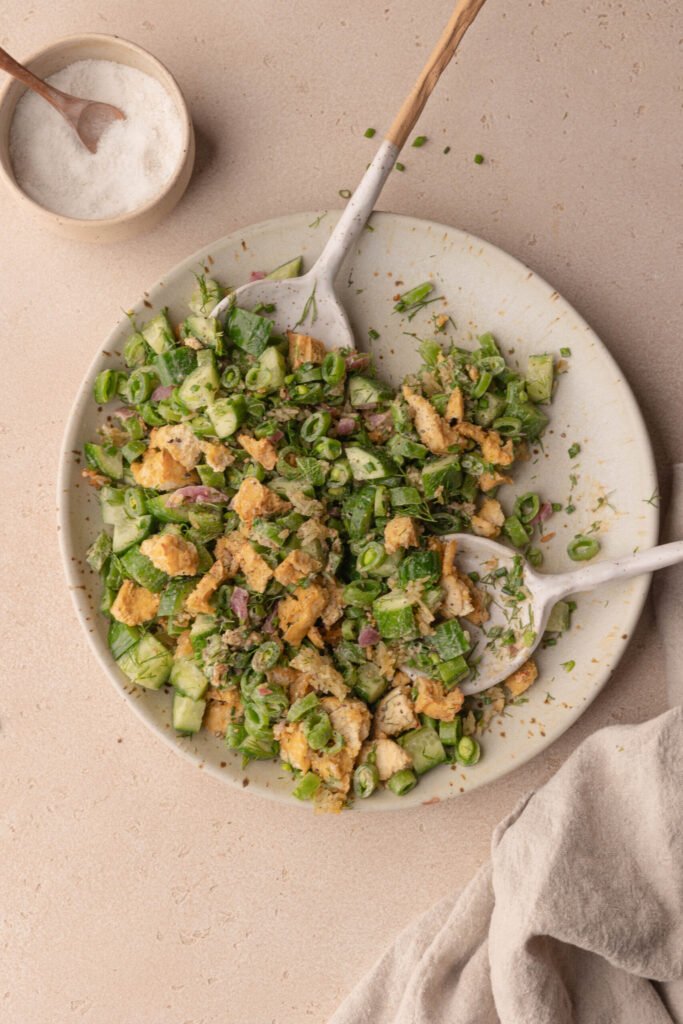 Ensalada de arroz crujiente con pepino (la preparación perfecta para el almuerzo)