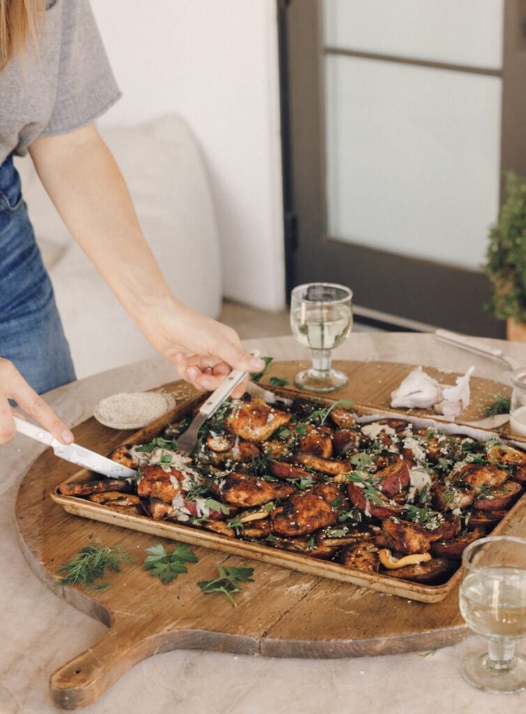 Pollo frito con batatas japonesas y llovizna de tahini