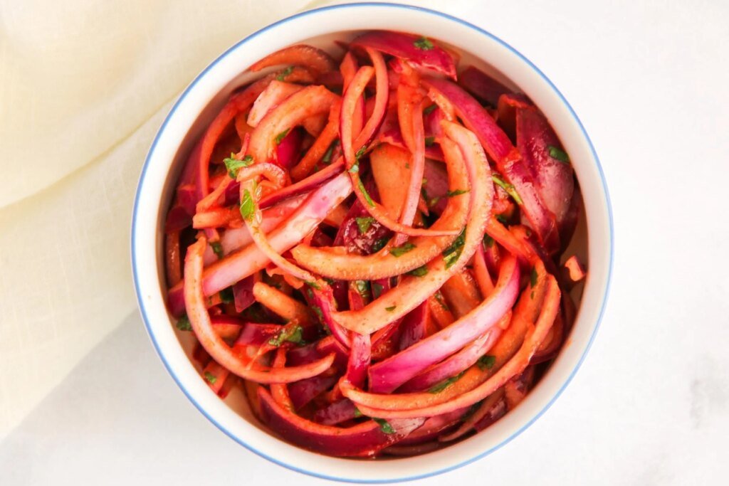 Ensalada india picante de cebolla (Laccha Pyaaz)