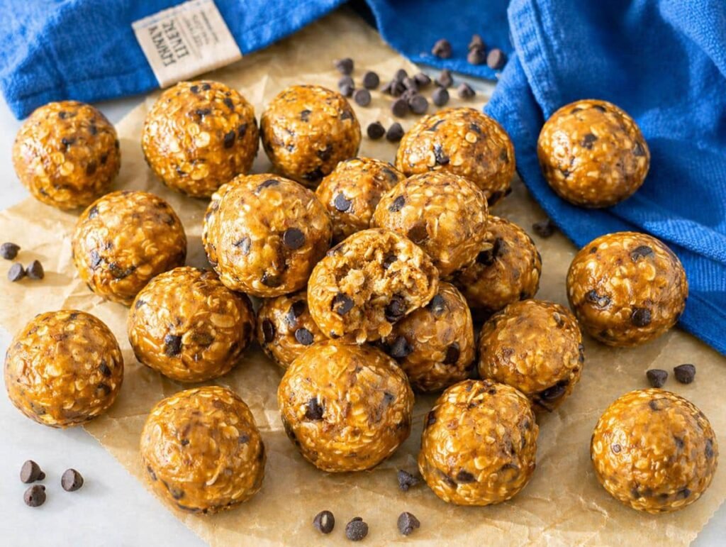 Bolas energéticas fáciles de mantequilla de maní (refrigerio saludable sin hornear)