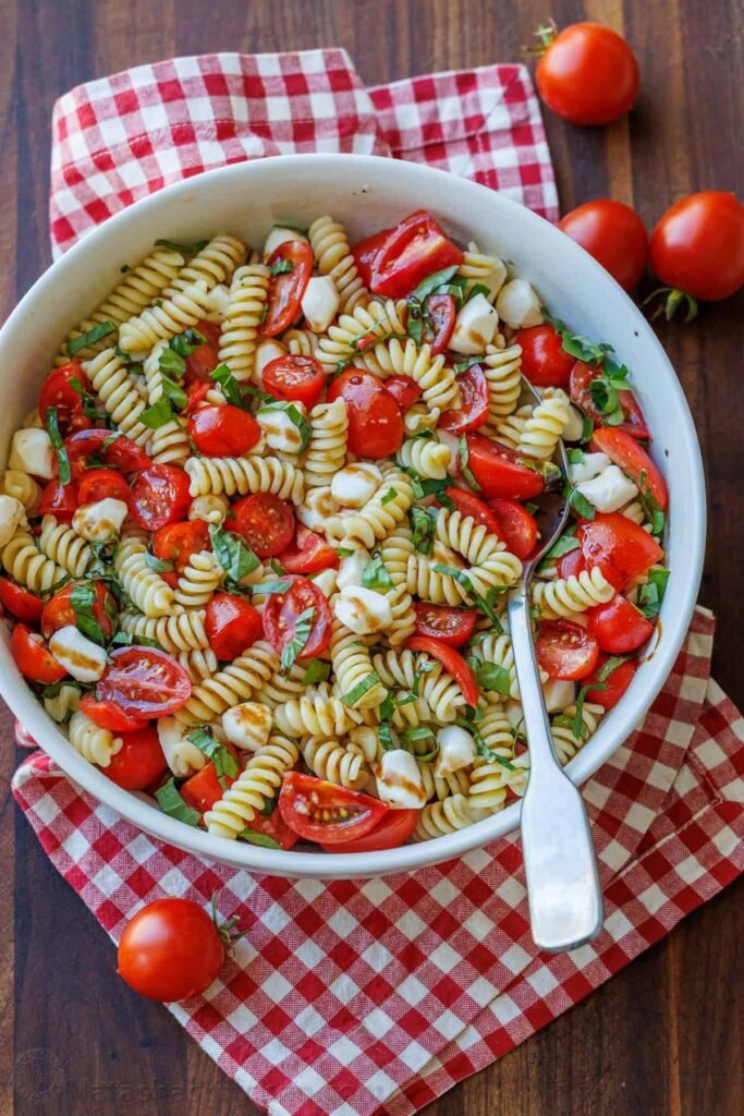 Ensalada de pasta caprese (con vídeo)