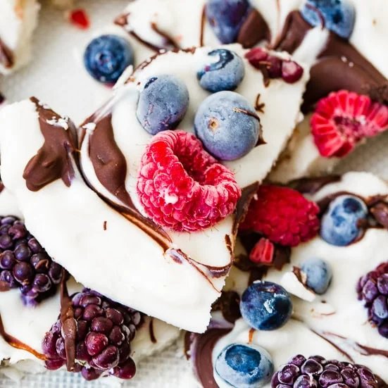 Corteza de yogur de bayas con remolino de chocolate saludable