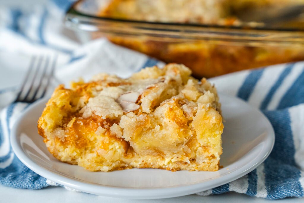 Desayuno con croissant de almendras horneado