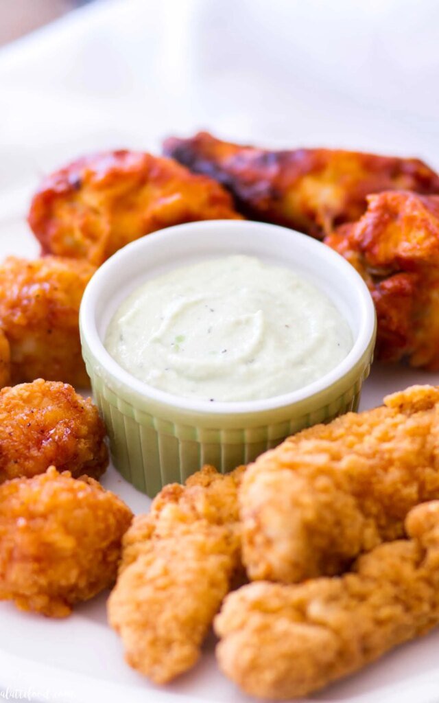 Refrigerios fáciles para el día del juego con salsa ranchera de aguacate