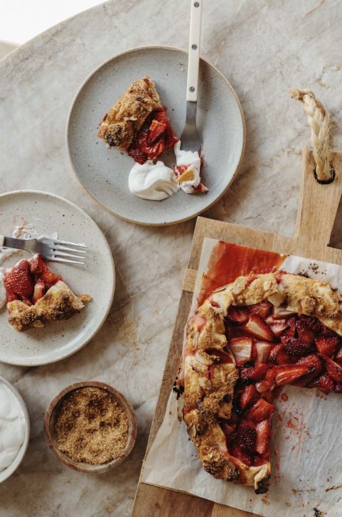 Galette de queso crema de fresas con costra de almendras