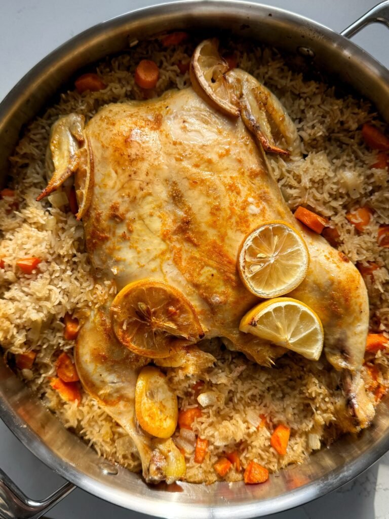 Una olla de pollo Spatchcock y arroz.