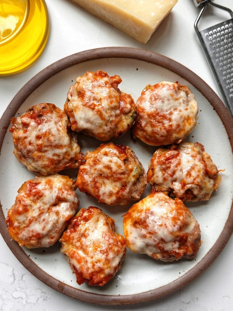 Deliciosos muffins de pastel de carne con pollo y parmesano