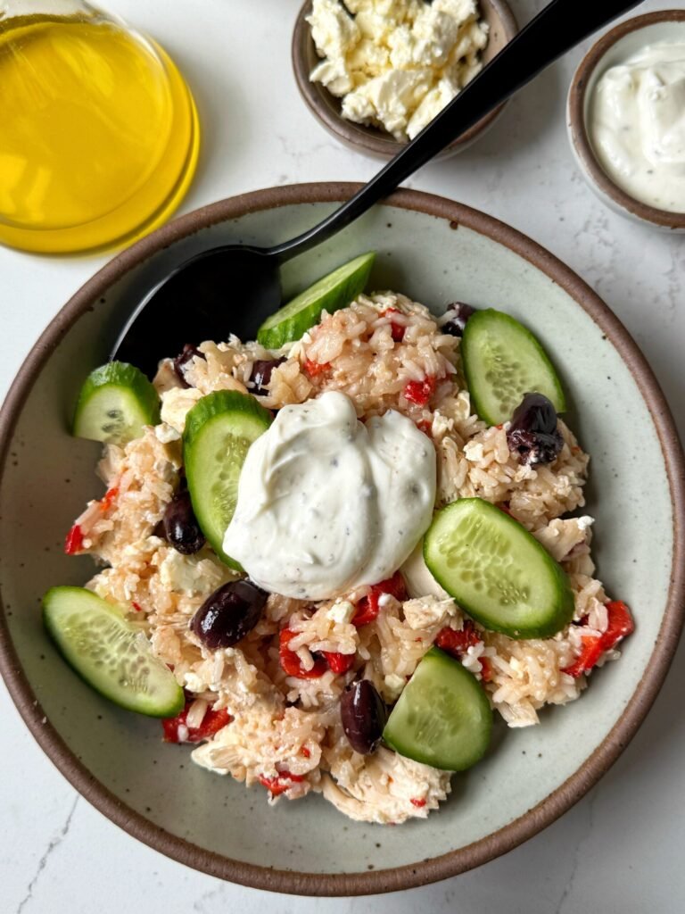 Tazones griegos de arroz y pollo en olla de cocción lenta