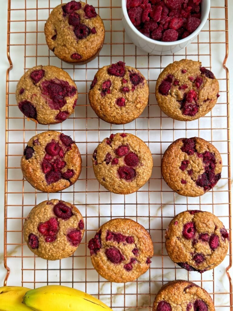 Muffins de frambuesa, plátano y requesón