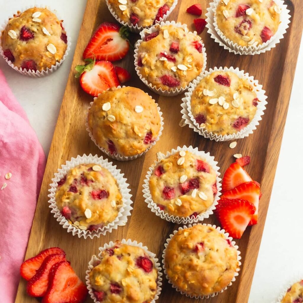 Muffins saludables de avena y fresas con yogur griego (súper suaves)