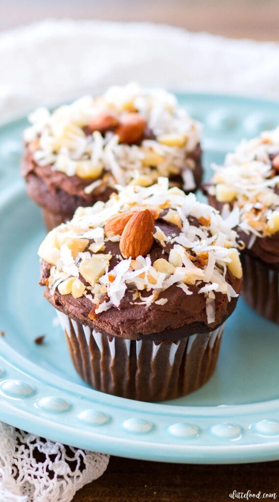 Pastelitos de chocolate hawaiano con nueces y glaseado de ganache batido
