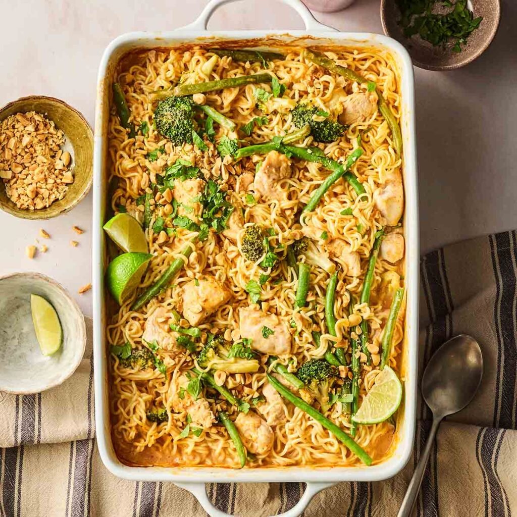 Fideos de pollo picantes con mantequilla de maní {Volcar y hornear}