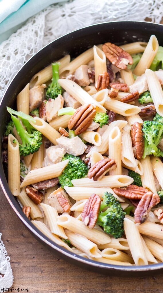 Pasta con nueces pecanas, pollo y brócoli