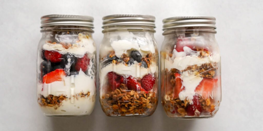 Receta de parfait de frutos rojos con granola casera