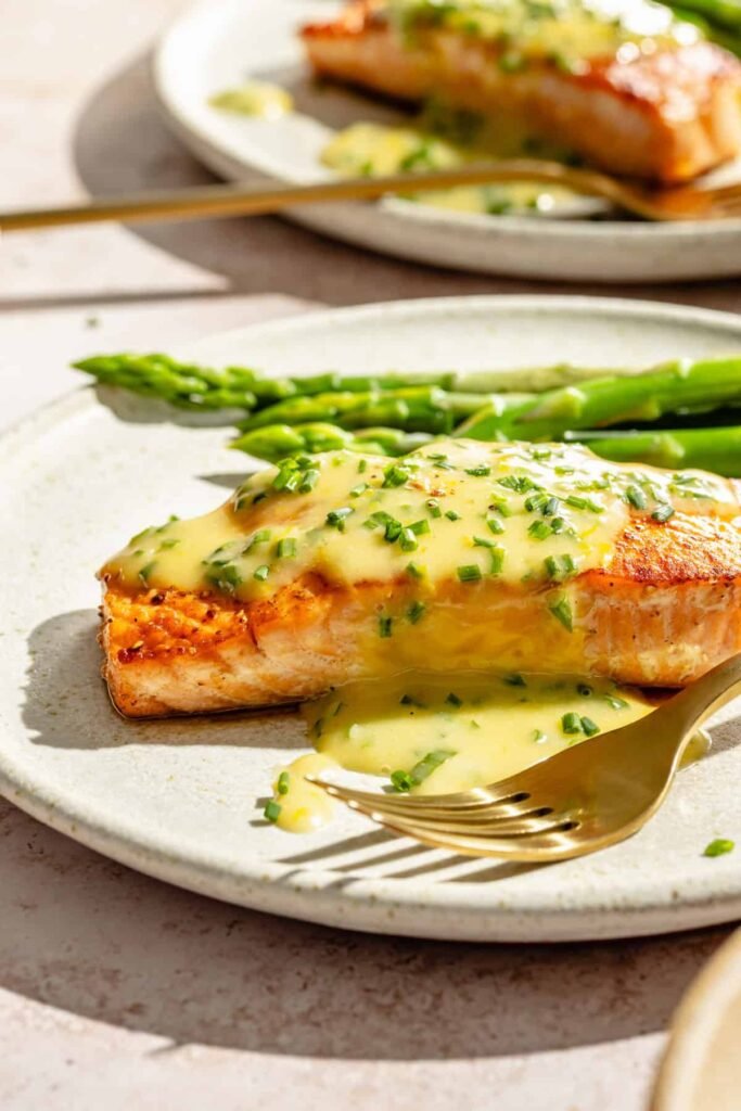 Salmón braseado con cebollino al limón Beurre Blanc