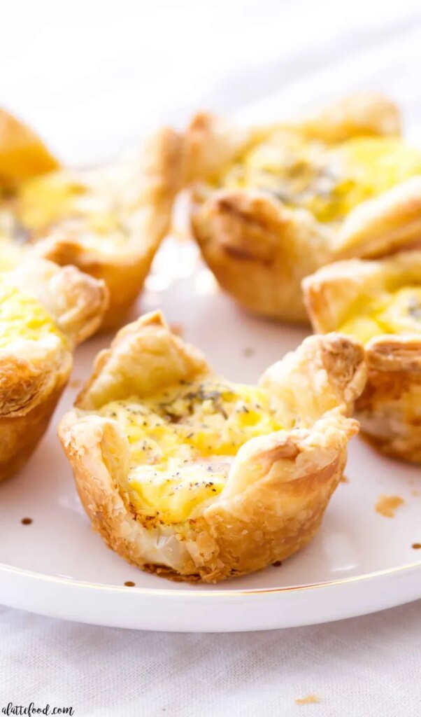 Tazas de quiche con queso cheddar y jamón