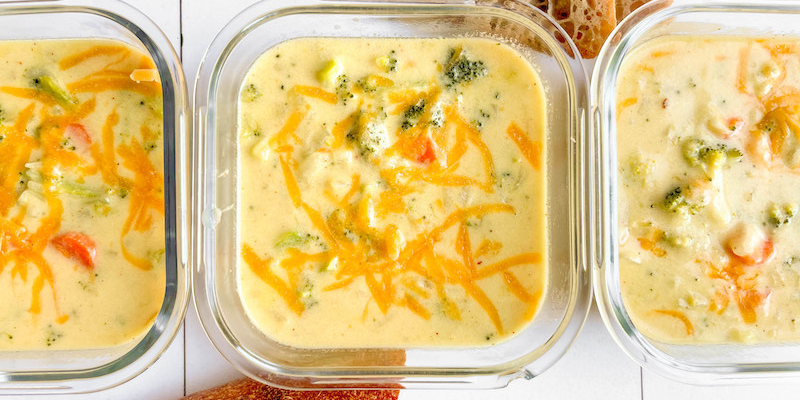 Receta de sopa de brócoli y queso cheddar en una olla