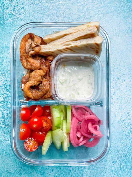 Tazones mediterráneos de arroz con pollo y tzatziki casero