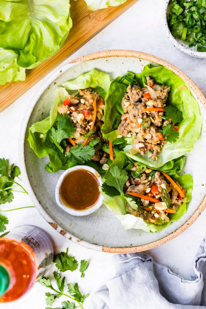 Wraps de lechuga y pollo con maní, dulces y picantes