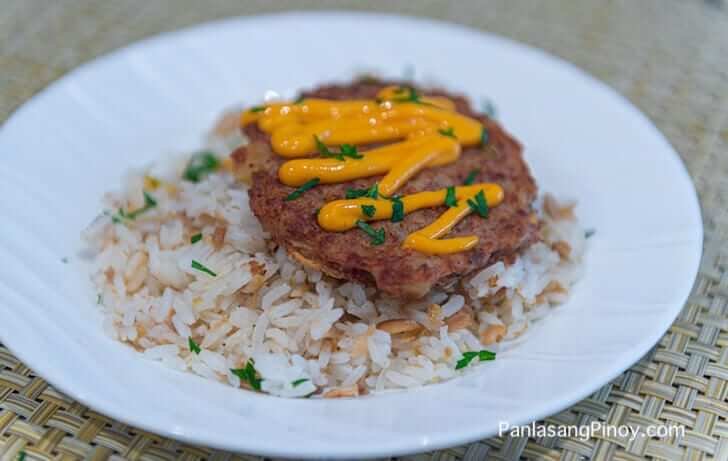 Adobo De Pollo, Arroz Frito Y Tortang De Carne En Conserva