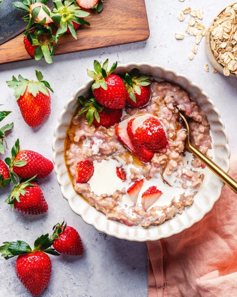 Avena de fresa con frutos rojos frescos y crema