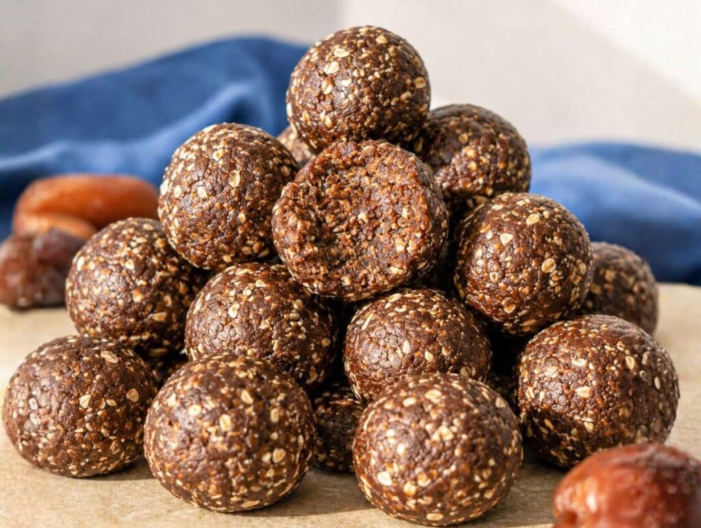 Bolas energéticas de dátiles (refrigerio fácil sin hornear)