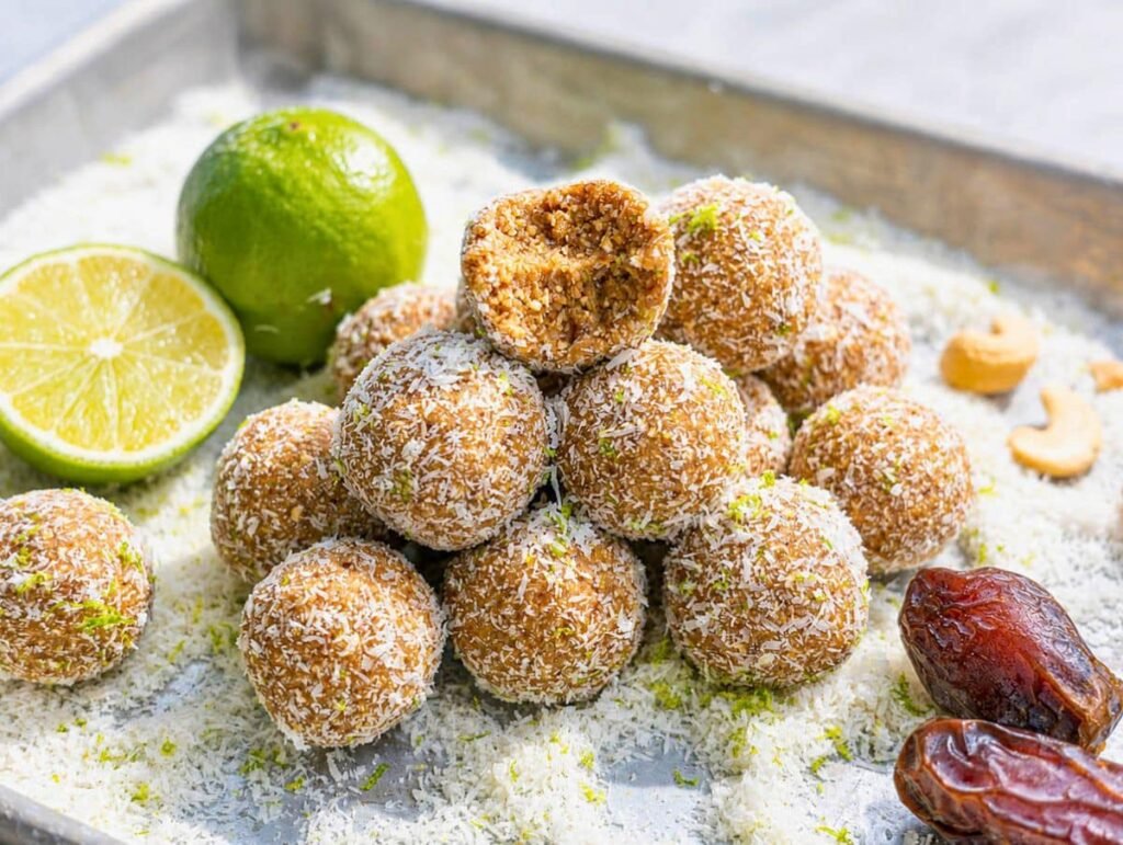 Bolas energéticas de pastel de lima (bocadillo saludable sin hornear)