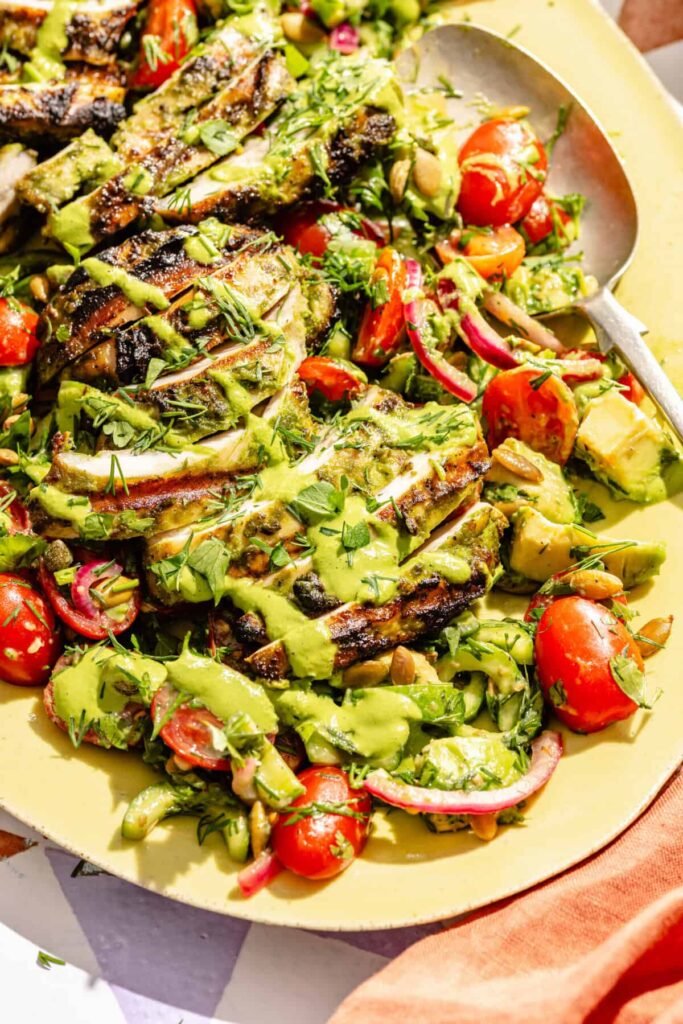 Muslos de pollo diosa verde a la parrilla con ensalada de verano