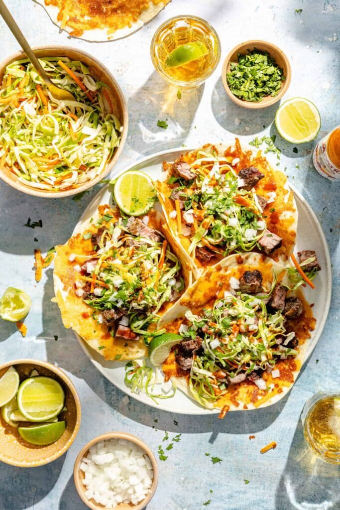 Tacos de chuletón a la parrilla con tortillas de queso crujientes