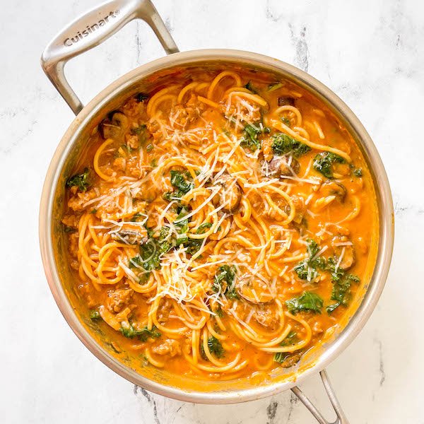 Pasta de calabaza con pavo molido, champiñones y col rizada