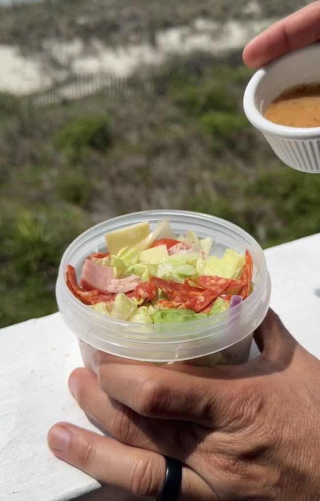 Preparación de comidas sencilla con ensalada italiana picada (idea para un almuerzo económico)