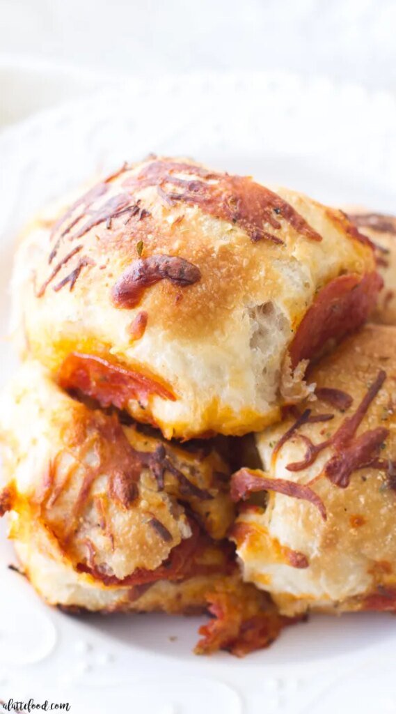 Rollos rellenos de pizza de pepperoni y queso