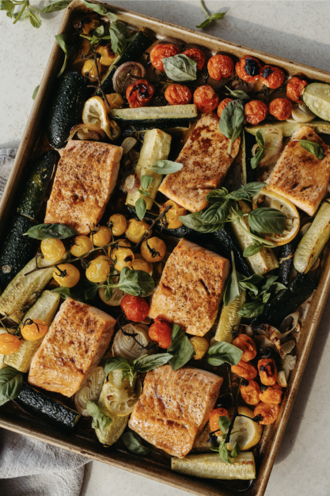 Sartén con salmón balsámico con tomates cherry y calabacín