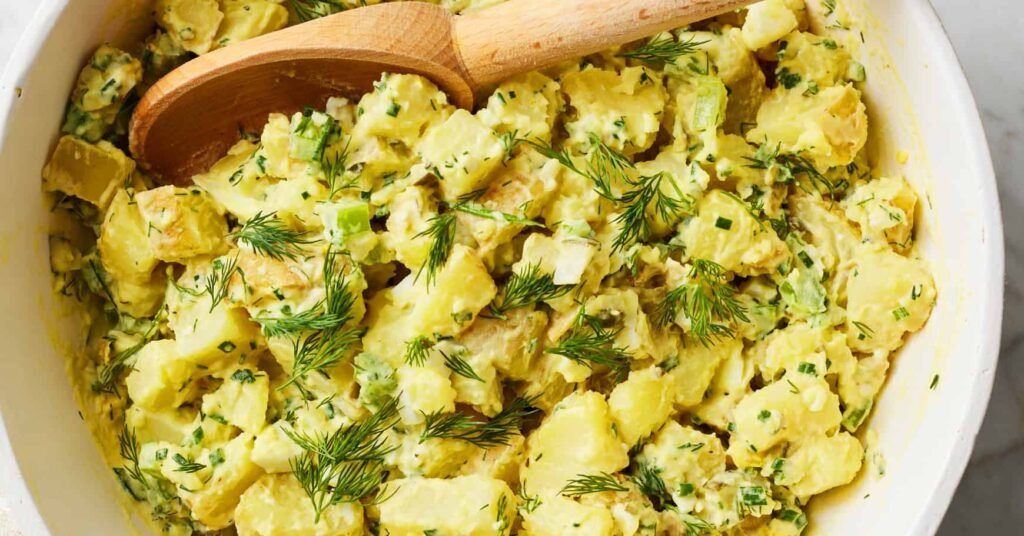 Esta ensalada de papa con “ingrediente secreto” es nuestra receta más popular del Día de los Caídos.