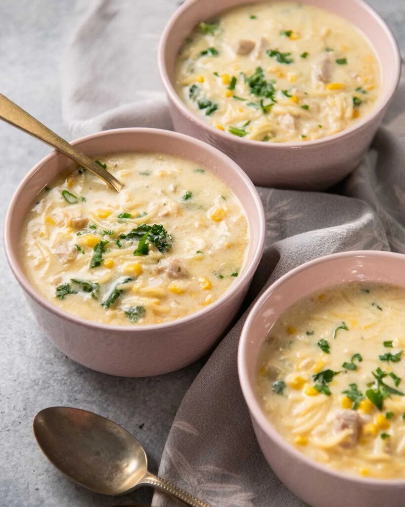 Sopa de pollo y maíz dulce con fideos