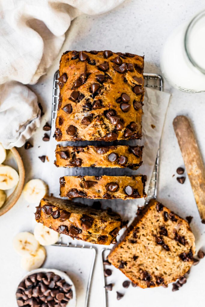 Pan de plátano con trozos de chocolate y requesón