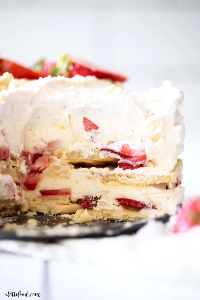 Pastel frigorífico de fresa y limón: una comida con leche
